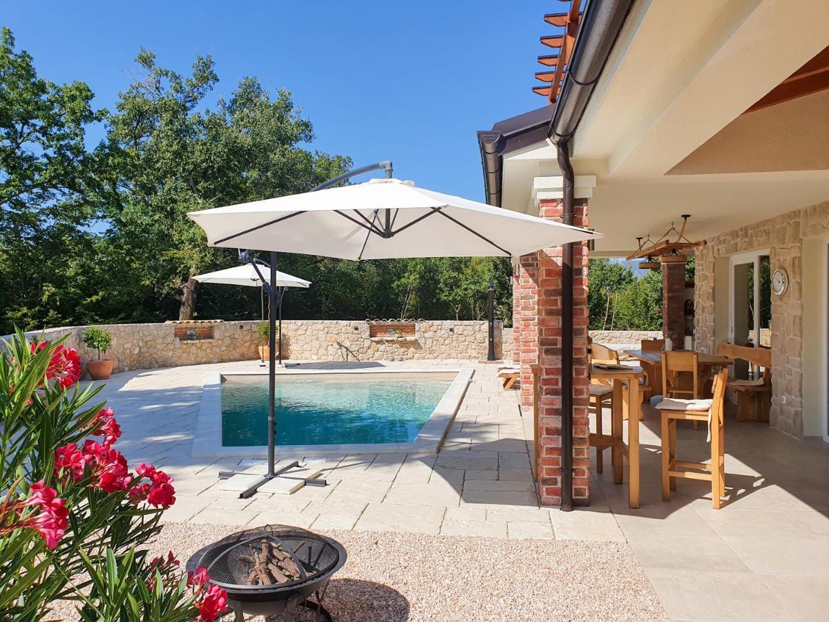 Villa Alara - Charming Villa With Heated Swimming Pool Milohnici Exterior photo