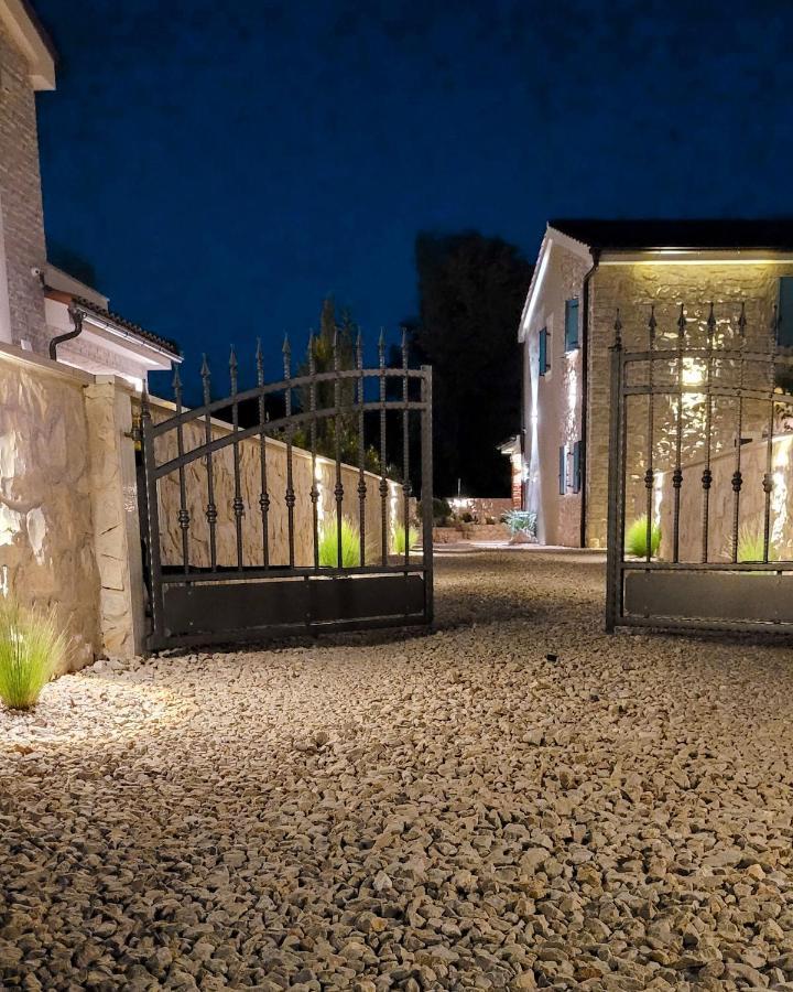 Villa Alara - Charming Villa With Heated Swimming Pool Milohnici Exterior photo